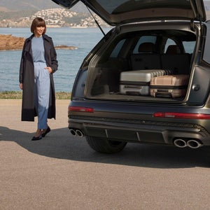 Acceso al maletero de un Audi Sportback. 