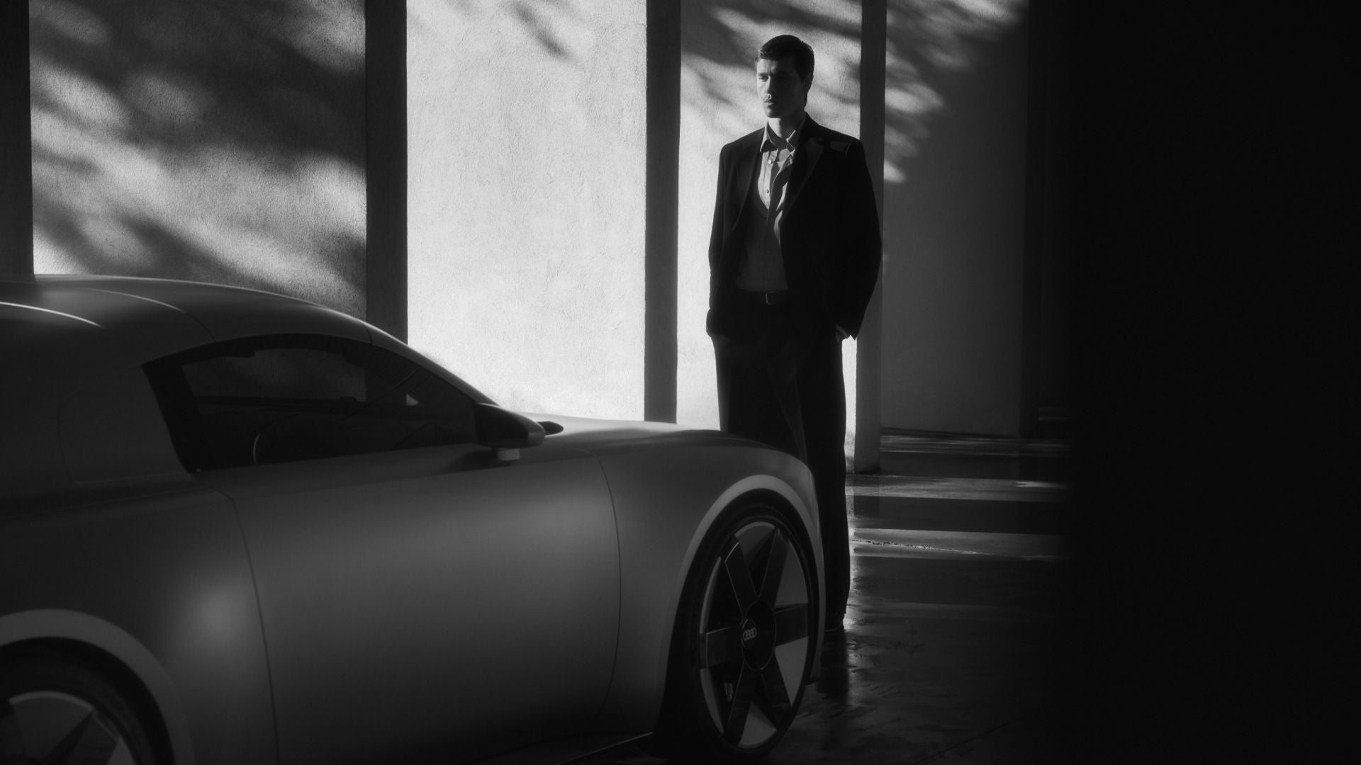 Harris Dickinson in piedi di fronte a Audi Concept C.