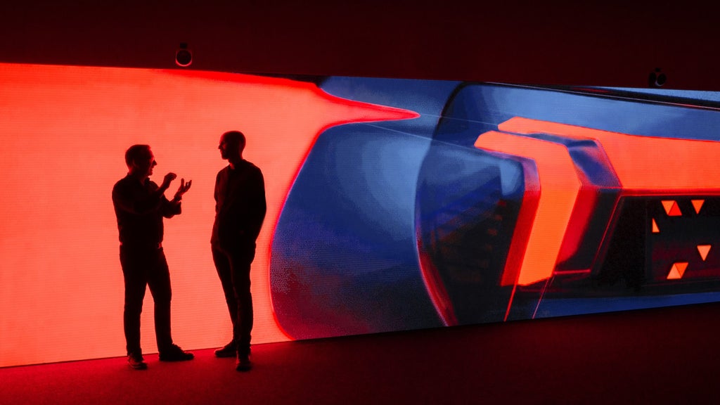 Twee Audi-designers bespreken een lichtprojectie.