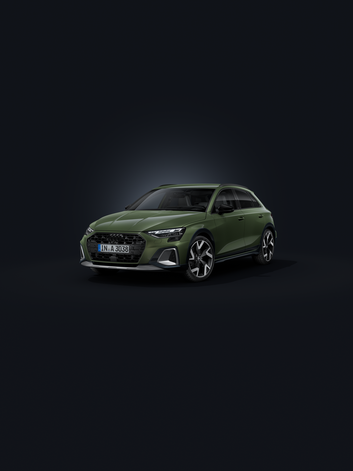 Der Audi A3 allstreet schräg von vorn auf dunklem Hintergrund.