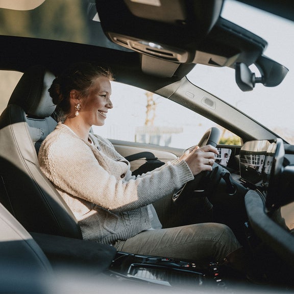 Theresa Baumgärtner sitzt im Auto und fährt.