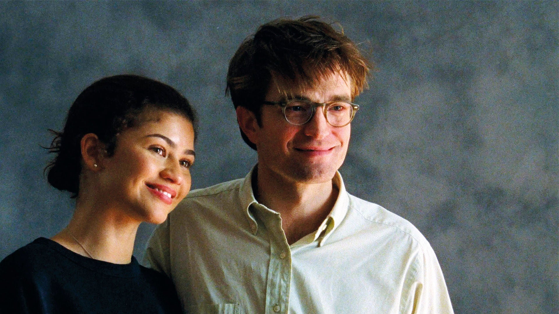 Ein Porträt der beiden Hauptdarsteller Robert Pattinson und Zendaya.