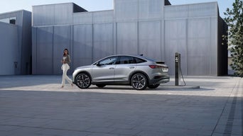 Foto de un coche híbrido enchufable de Audi.