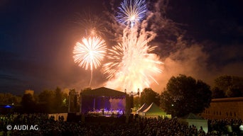 Feuerwerk über Konzertbühne