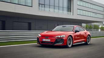 Roter Audi RS e-tron GT performance auf der Teststrecke während der Audi Driving Experience