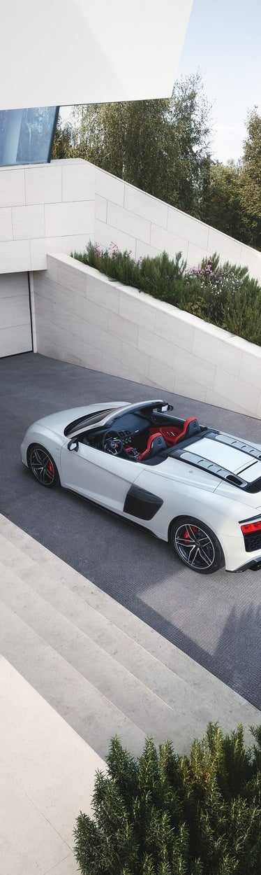 El Audi R8 Spyder V10 performance quattro con la capota bajada.