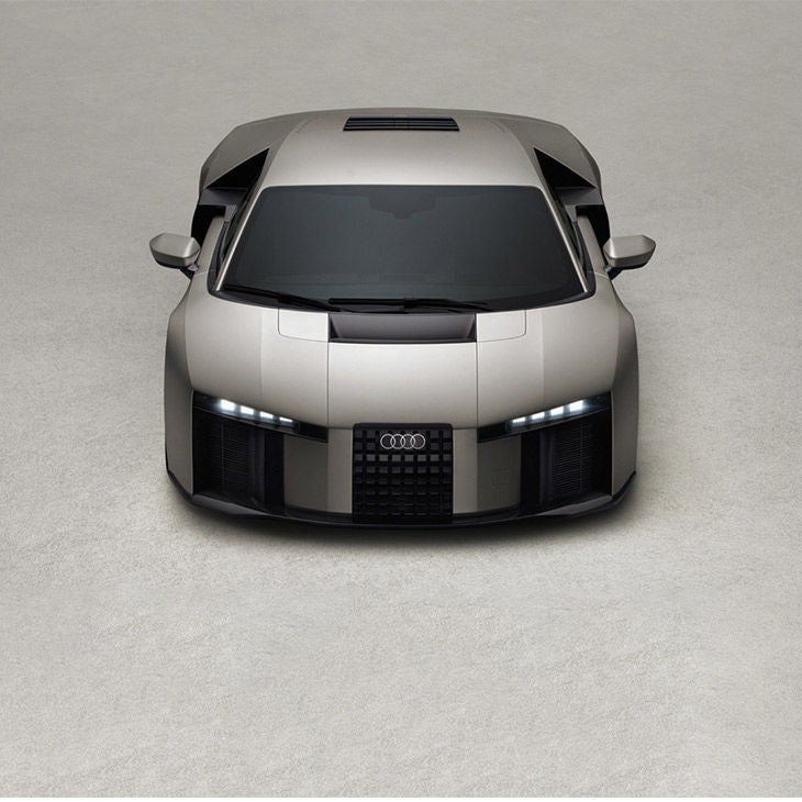 Vue de face de la supercar hybride Audi Nuvolari dans la nouvelle couleur Titanium.