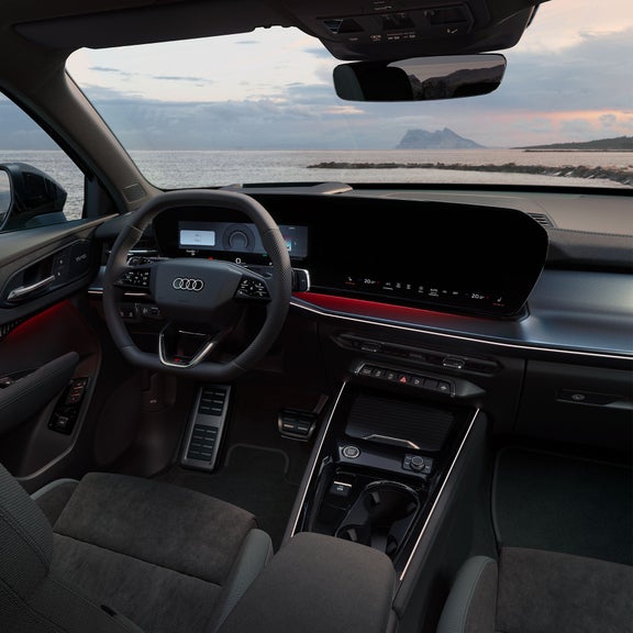Audi Q3 SUV interior Panoramadisplay