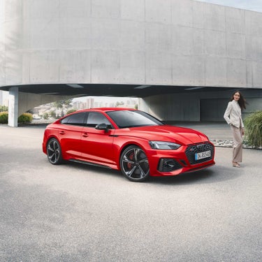 Foto de un Audi RS 5 Sportback con pintura Audi exclusive rojo Misano efecto perla. 