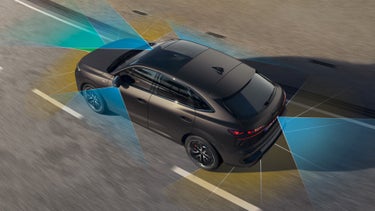 Der Q3 Sportback auf einer öffentlichen Strasse. Die Abbildung zeigt die Erkennung von Spurbegrenzungen durch das Adaptive Fahrerassistenzsystem, blau und gelb markiert.