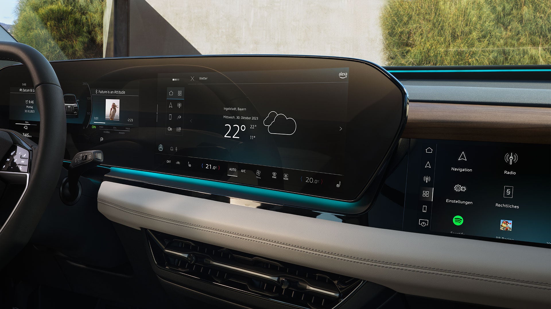 Innenansicht eines Audi Q6 SUV e-tron, zentrales Display zeigt Wetterinformationen und Temperatur an.