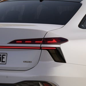 Foto de la parte trasera del Audi A6 e-hybrid. 