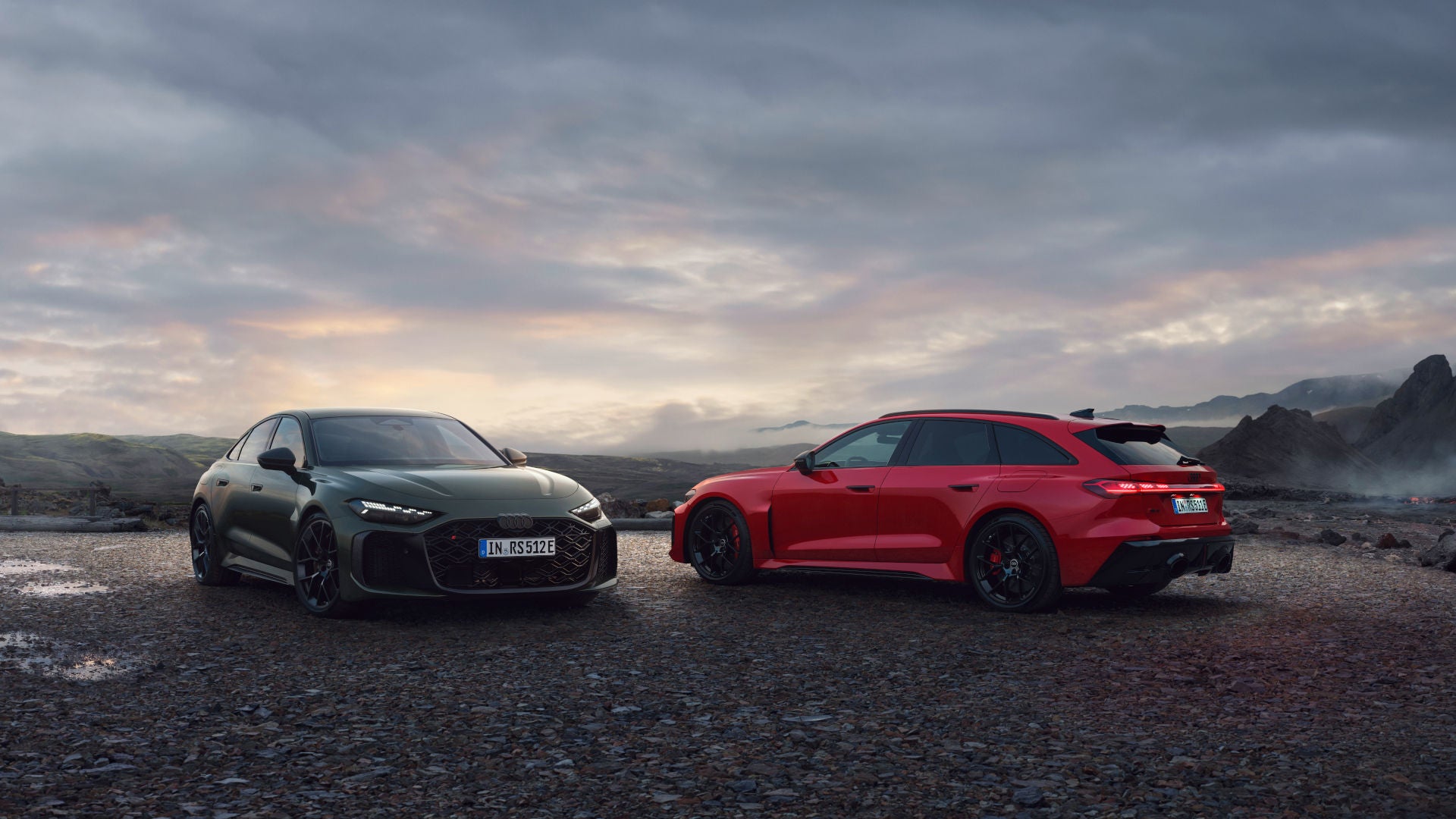 RS 5 Avant en RS 5 Limousine met donkere wolken op de achtergrond