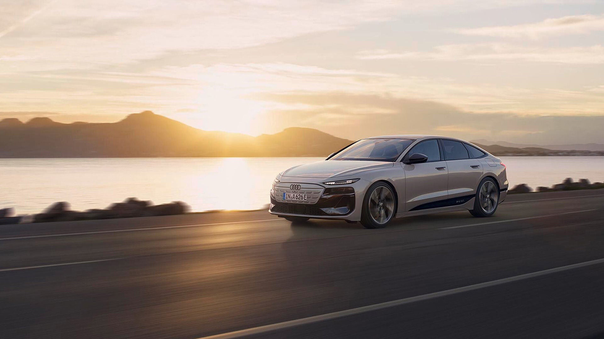 Audi A6 Sportback e-tron performance fährt vor einem Sonnenuntergang