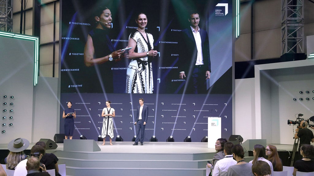 Judith Kühn-Gerres steht auf der Bühne während einer Moderation