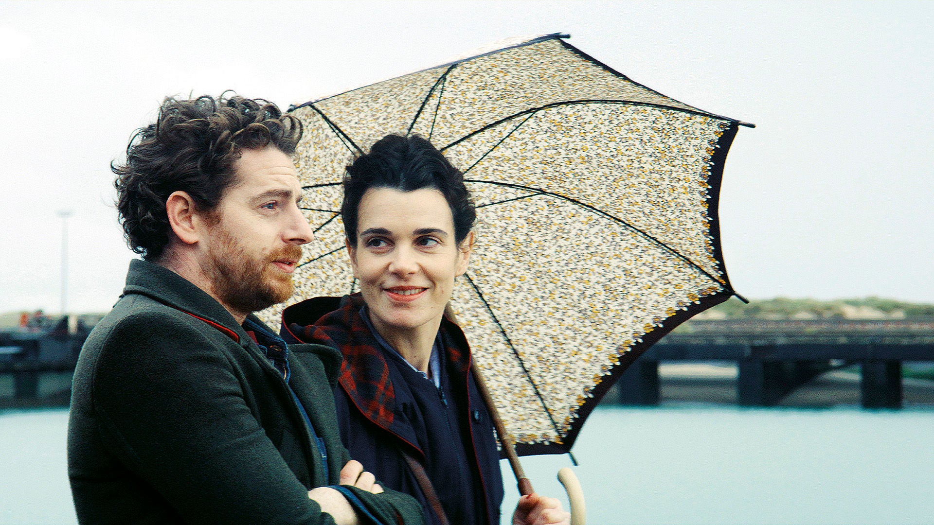 Agathe mit Regenschirm bei einem Spaziergang mit einem jungen Mann.