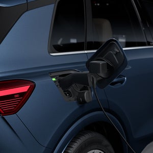 Close-up van rechtsachter, waarop de open oplaadpoort van de Audi Q4 SUV e-tron te zien is.