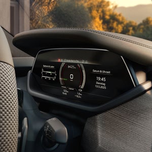 Das Audi virtual cockpit hinter dem Lenkrad des Audi e-tron GT quattro zeigt unter anderem die Geschwindigkeit (0 km/h), die Reichweite (425km) und die Uhrzeit (19:45) an.