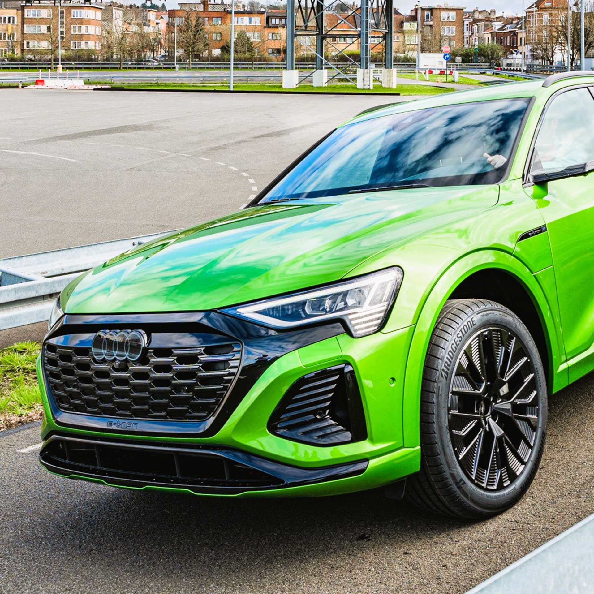 Une Audi Q8 e-tron verte sur une piste de course