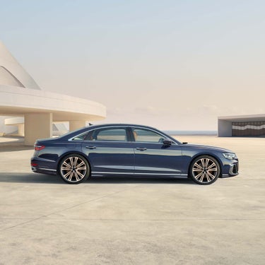 Audi A8 L color azul con cromos brillantes.