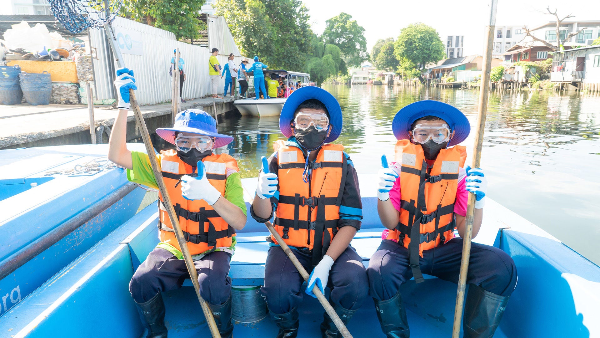 Drei Jungs auf einem Boot