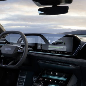 Vy över panoramaskärmen i cockpiten på A5 Avant e-hybrid.