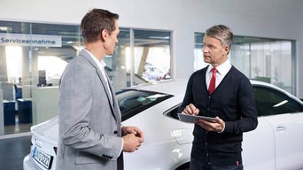 保証制度を解説するスタッフ