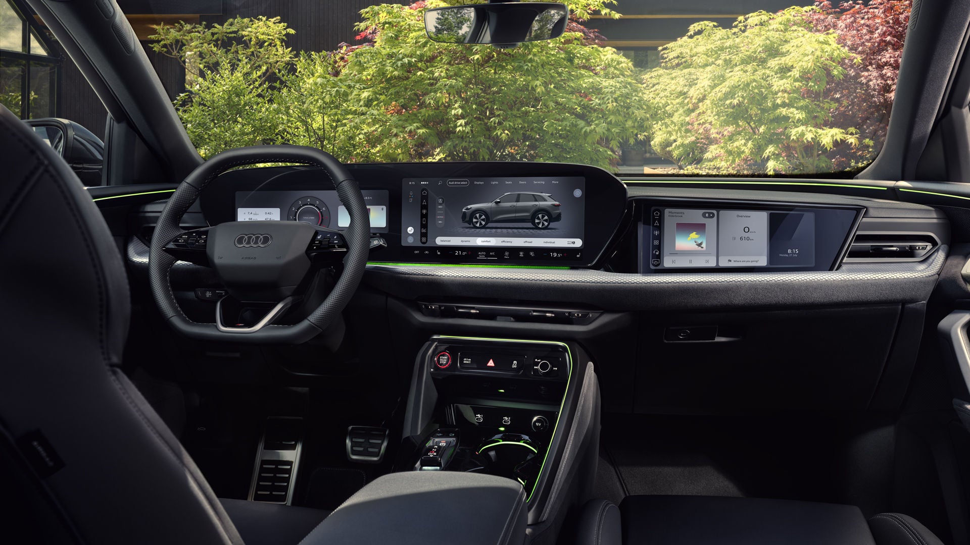 Vue depuis la banquette arrière vers le poste de conduite de l’Audi Q5 SUV. L’accent est mis sur l’écran panoramique avec l’Audi virtual cockpit et l’écran MMI.
