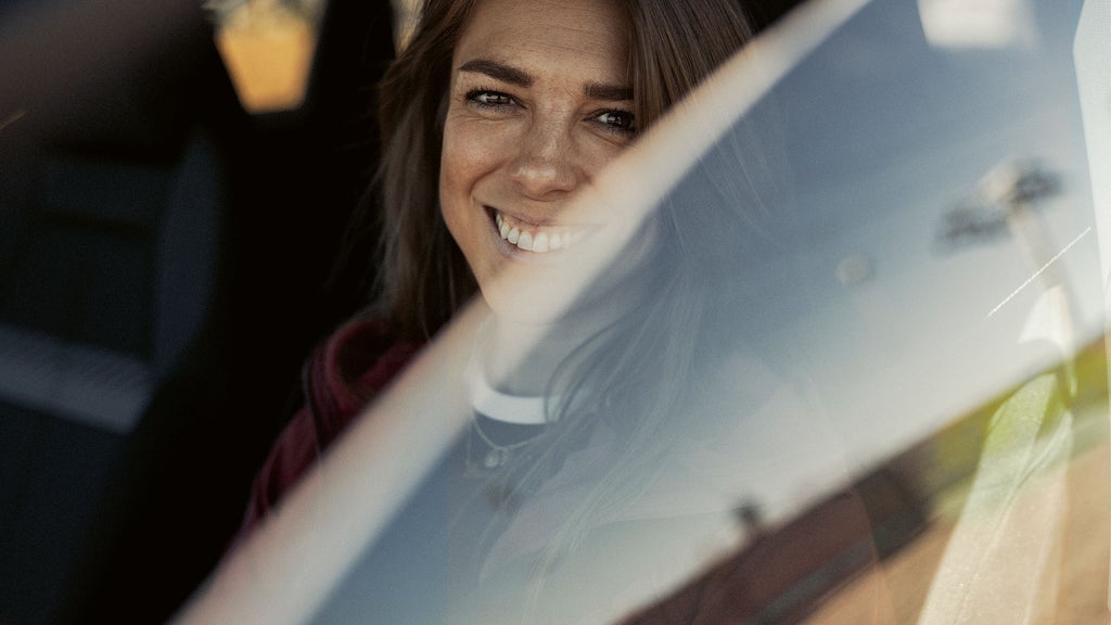 Porträtt av Fanny som sitter i en Audi
