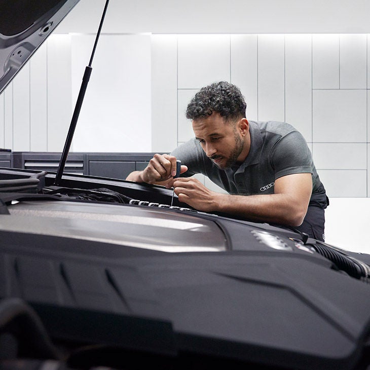 Foto del cambio de la correa de distribución de un Audi. 