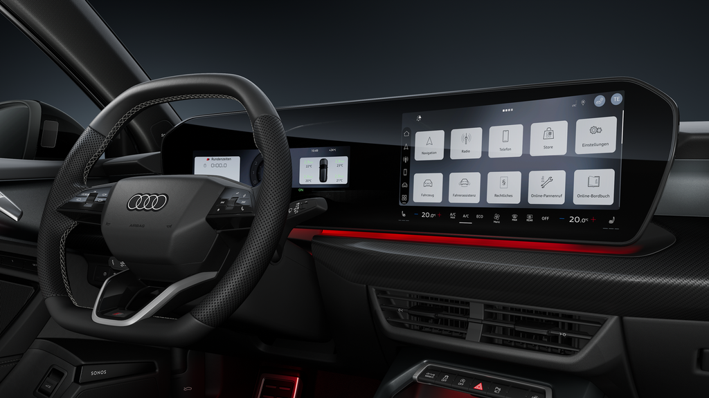 Blick auf das Cockpit mit Fokus auf das Sportlederlenkrad und das geschwungene Panoramadisplay.