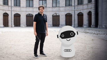Dirigent Pietro Sarno steht mit einem animierten Audi-Roboter im Innenhof der ehemaligen Ingolstädter Gießereihalle.