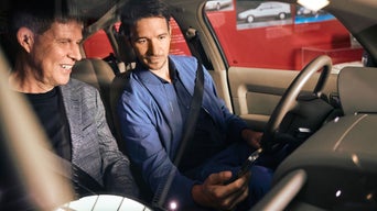 Rüdiger Recknagel und Felix Neureuther sitzen gemeinsam in einem Audi Modell