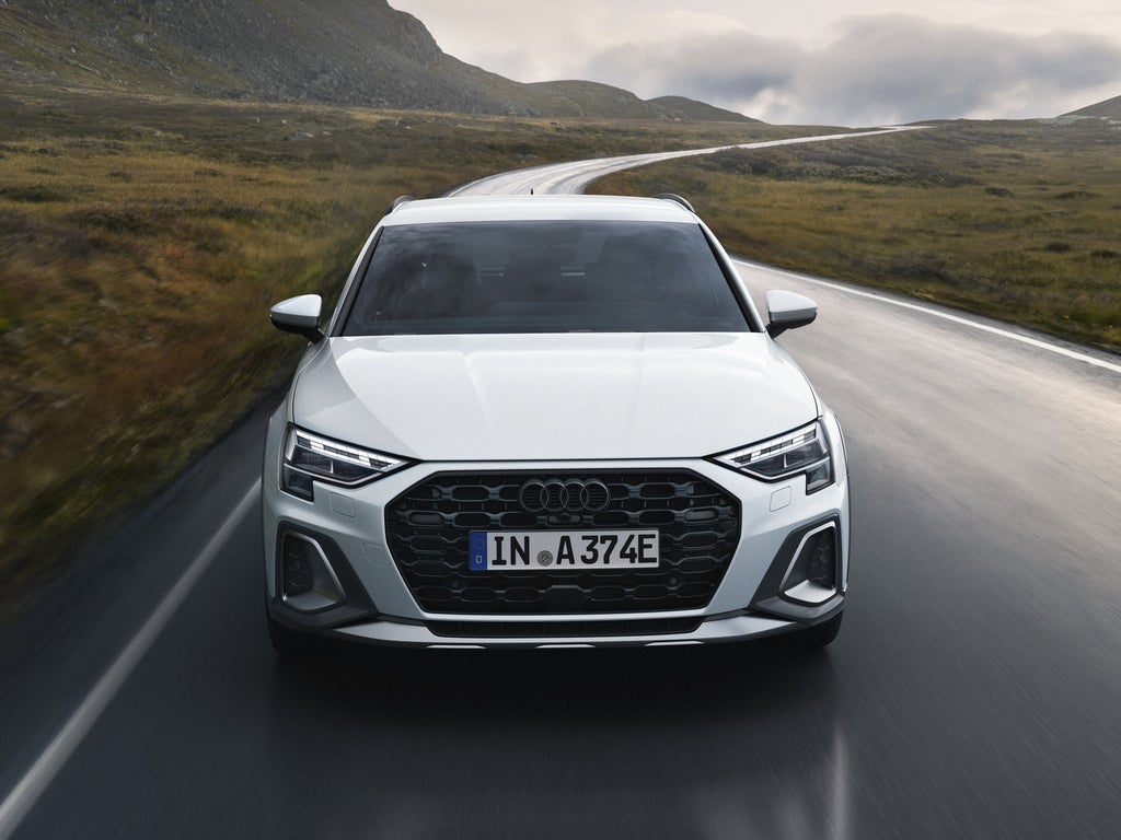 Der Audi A3 allstreet e-hybrid frontal von vorn auf einer Gebirgsstraße.