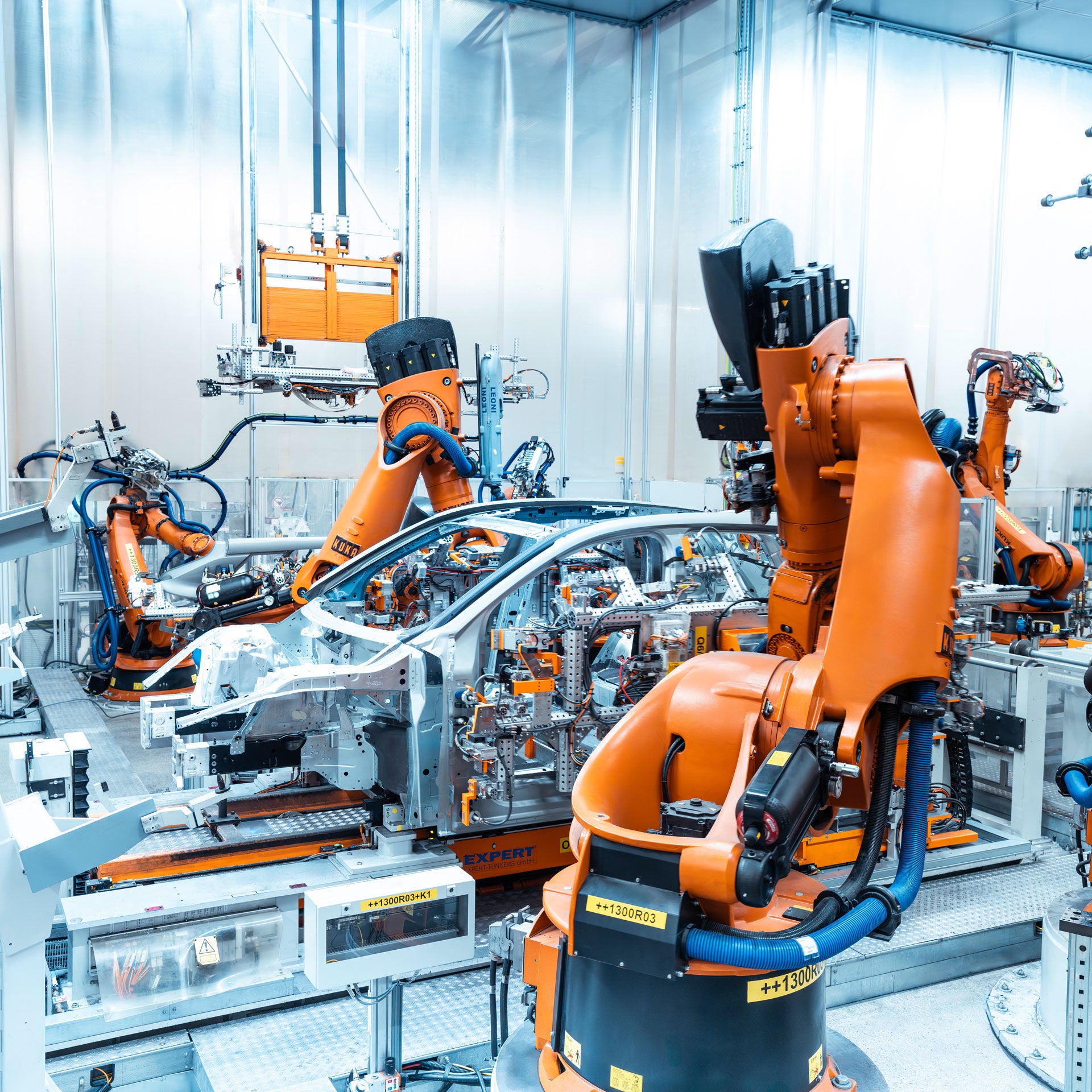 die Produktion von Karosserien für Elektroautos der Premium Platform Electric 