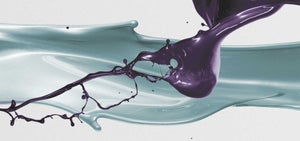 Fließende Farbströme in Metallic-Grün und Dunkelviolett auf hellem Hintergrund. 