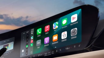 Gros plan sur l’écran de l’Audi affichant l’interface smartphone.