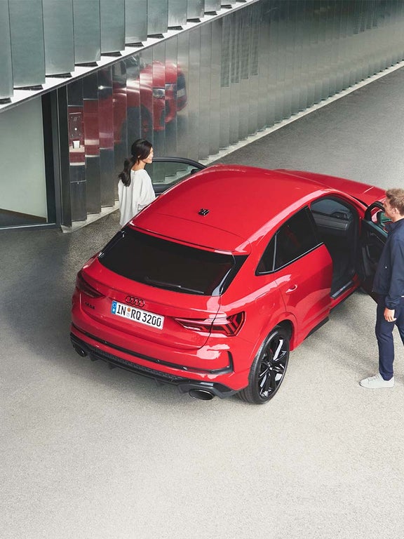 Foto del exterior de un Audi RS Q3 Sportack en rojo tango metalizado visto desde arriba.