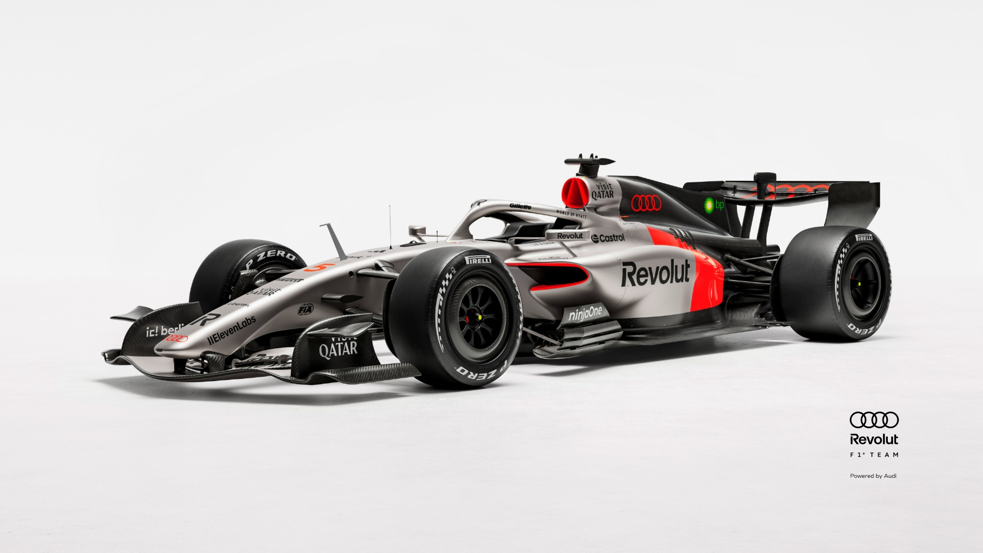 Audi Formel 1 Fahrzeug steht vor einer weißen Wand
