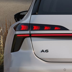Nahaufnahme der Heckleuchte am A6 Avant e-hybrid. Die Heckleuchte zeigt eine der Schlusslichtsignaturen.