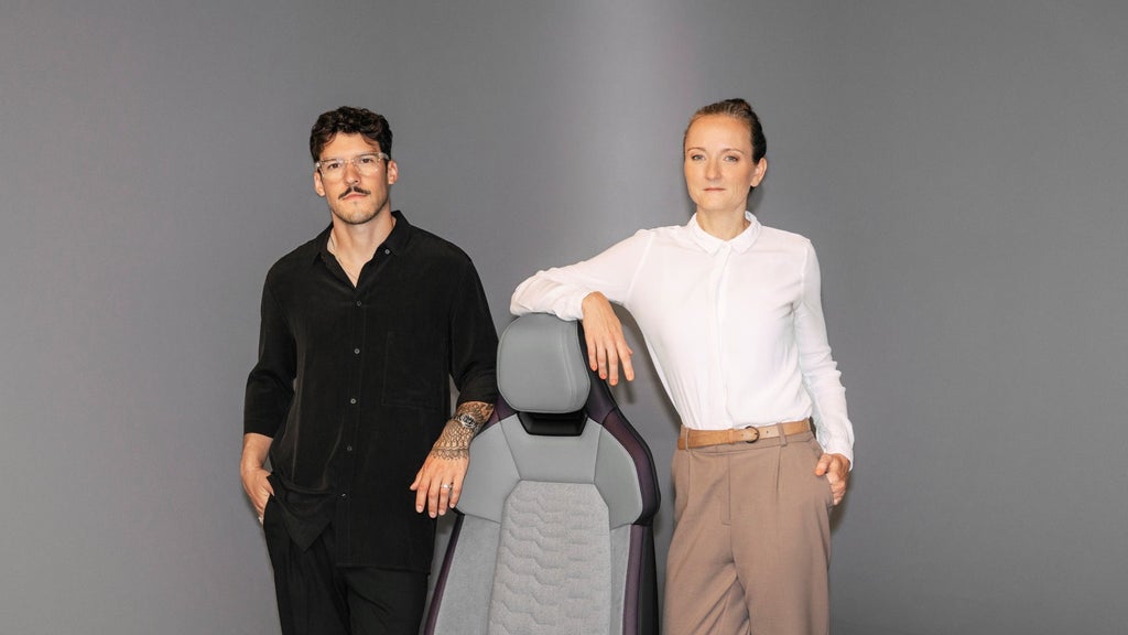 Claudia Aryus und Christopher Kröner blicken in die Kamera