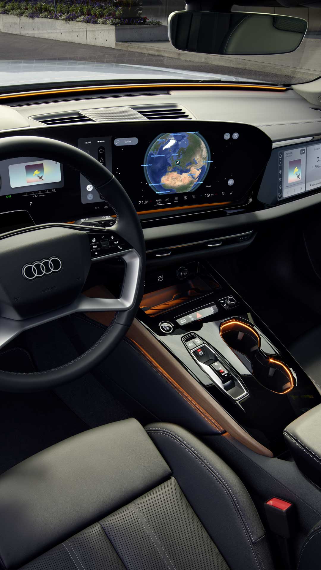 Blick aus der Perspektive des Fahrers auf das Lenkrad und die Displays im A5 Avant.