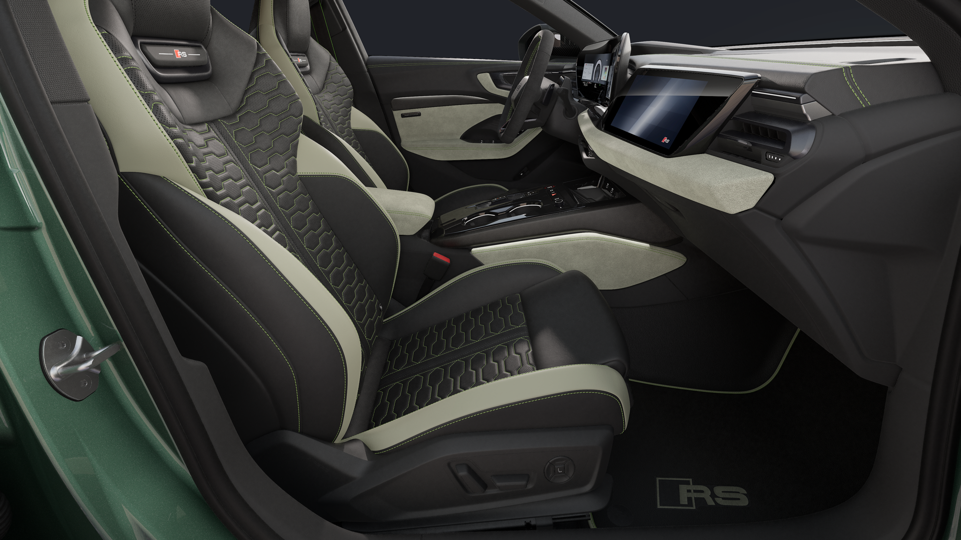 Widok ze strony pasażera na kokpit Audi RS 5 Limousine oraz sportowe fotele skórzane w kolorach czarnym i białym Ingwer, z pikowaniem w kształcie plastra miodu i kontrastowymi przeszyciami w kolorze zielonym Iguana.