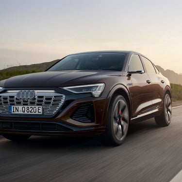 Dynamic front view Audi Q8 Sportback e-tron