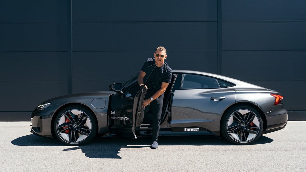 Tom Kristensen steigt aus einem Audi RS e-tron GT aus.