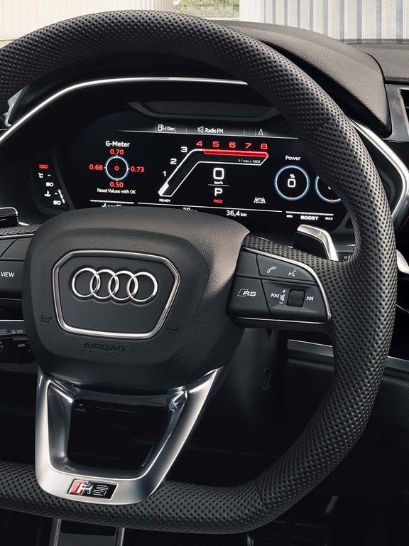 Foto del volante multifunción del Audi RS Q3 y el Audi virtual cockpit plus.  