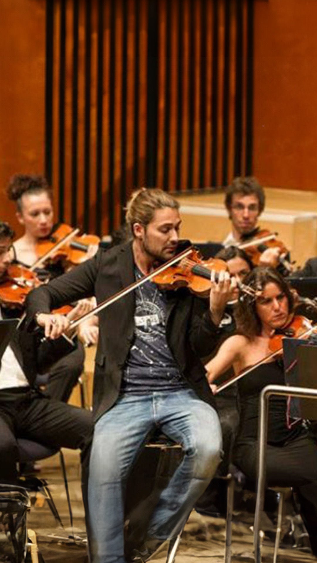 Band spielt auf Bühne.