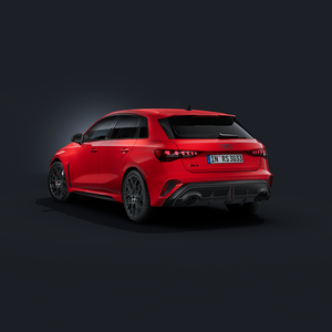 Audi RS 3 Sportback sedd snett bakifrån mot en mörk bakgrund.
