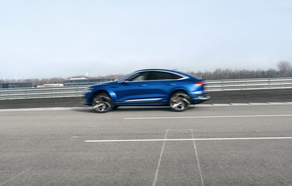 Audi SQ8 Sportback e-tron sett fra siden på øvingsbane.