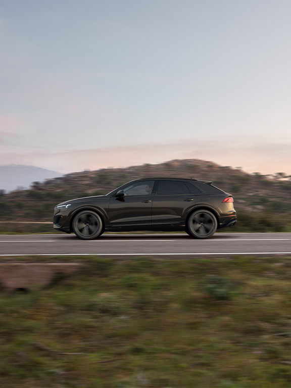 Vista lateral dinámica del Audi Q8 SUV TFSI e